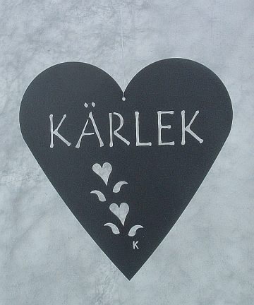 Hjärta "KÄRLEK", berör betraktaren och vackert hängandes i fönster eller på dörr/vägg från Trådspira Dalarna Mora.