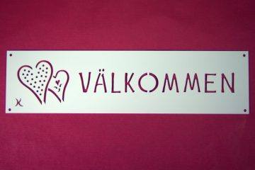 Vacker dörr/vägg skylt "HJÄRTEGLÖD" från Trådspira Dalarna Mora. Uppskattad present som välkomnar & berör oavsett var den sitter.