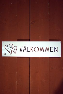 Vacker dörr/vägg skylt "HJÄRTEGLÖD" från Trådspira Dalarna Mora. Uppskattad present som välkomnar & berör oavsett var den sitter.