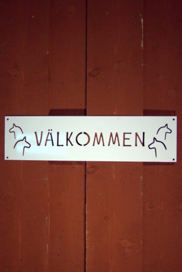 Vacker dörr/vägg skylt "DALAHÄSTAR" från Trådspira Dalarna Mora. Uppskattad present som välkomnar & berör oavsett var den sitter.