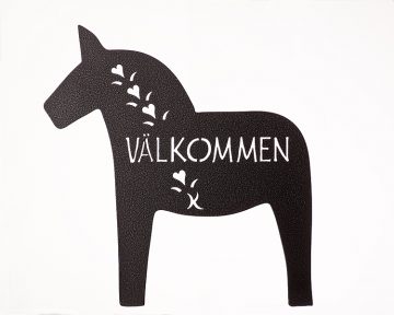 "Dalahäst välkommen" från Trådspira Mora, egen design & svensk tillverkning.Uppskattad present för den som tycker om dalahästar.